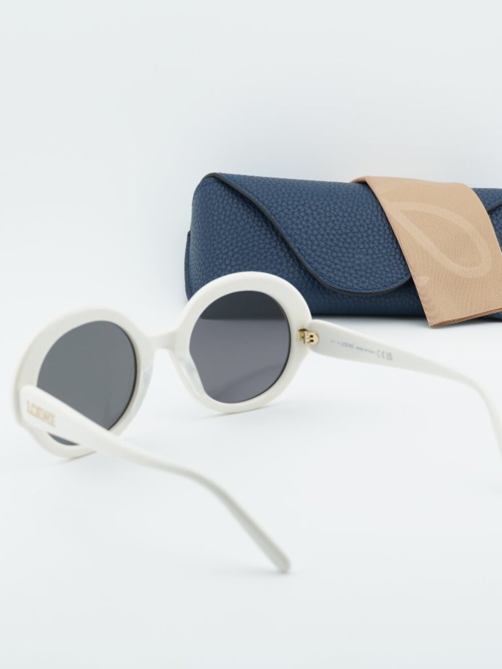 Loewe LW40135I 25A Round Sunglasses - Ivory / Smoke - Picture 5 of 10